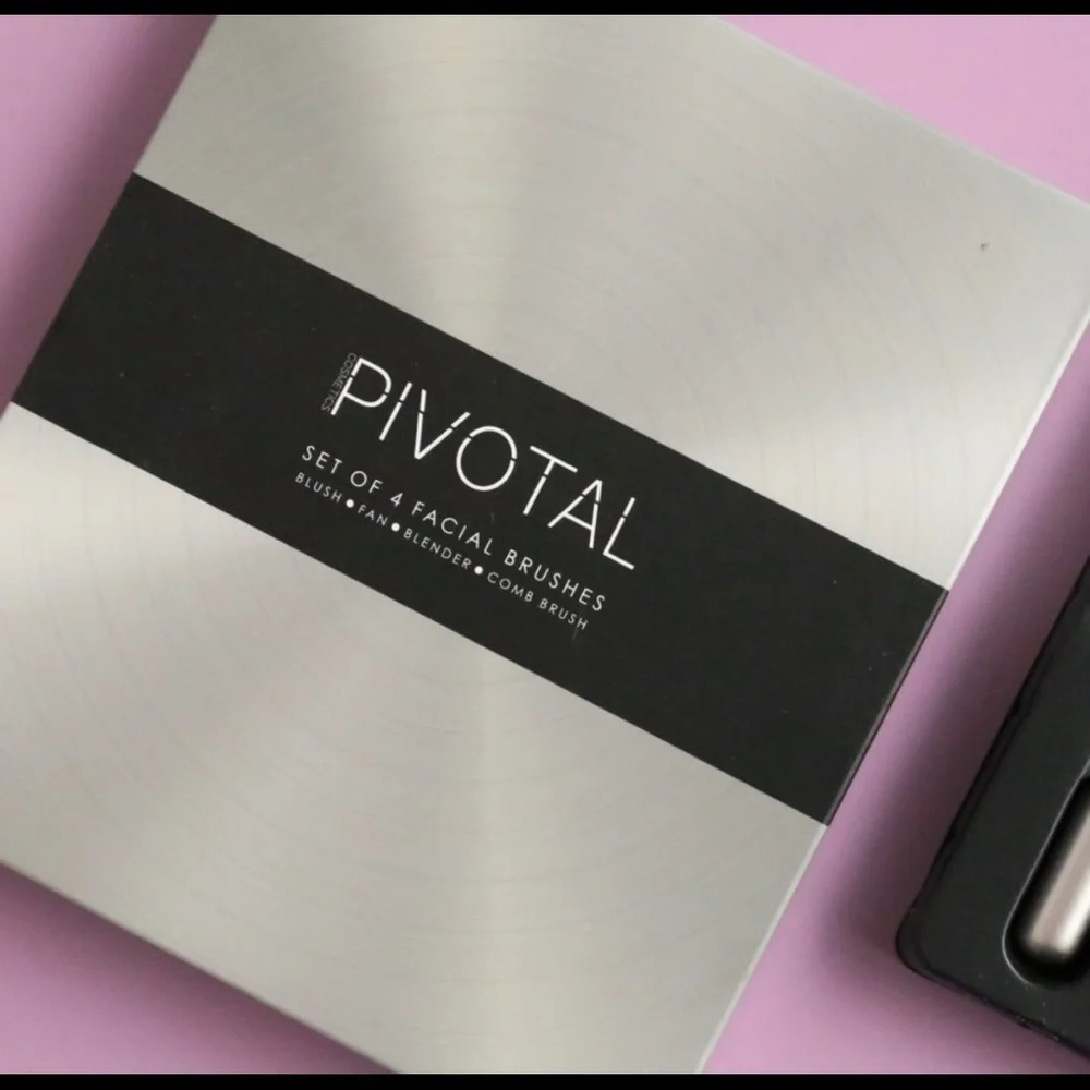 PIVOTAL COSMETICS || 4-Piece Essentials Facial Brush Set 🔘NWT🔘